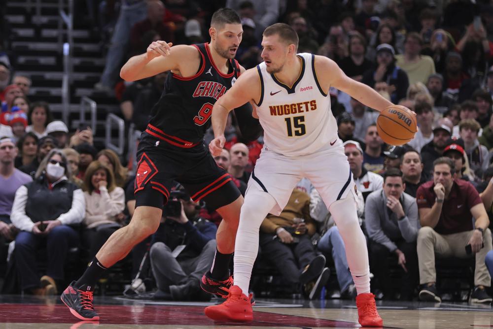 在中场投入 在中场投入